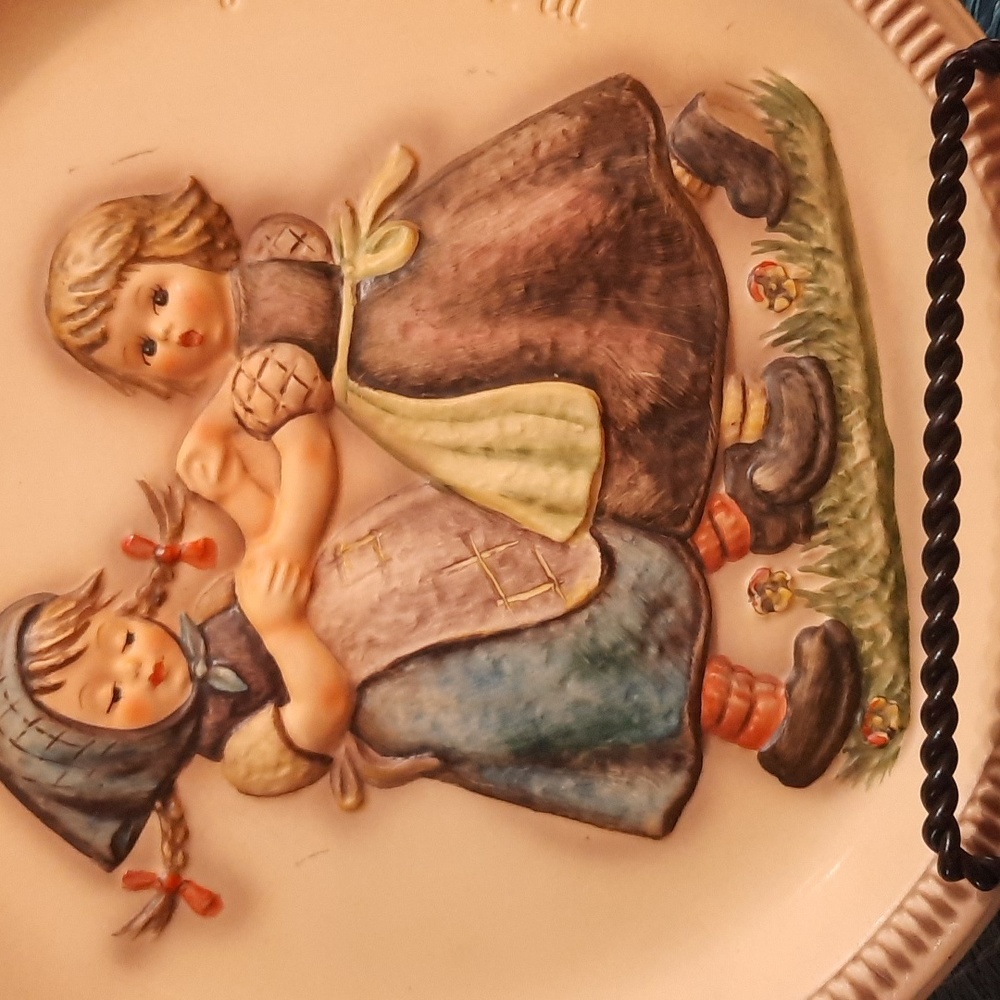 Vintage 1980 M.J. Hummel Plate - Picture 4 of 4